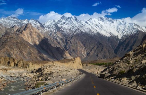 How to travel sustainably in Skardu from Lahore by road: Skardu mountains