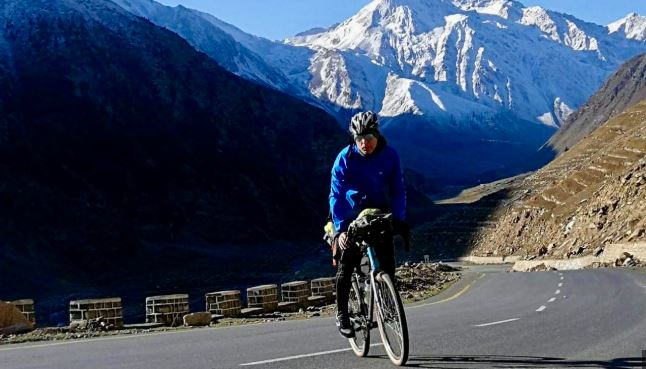 best cycling tours in eco-friendly destinations in Pakistan: Cycling in Pakistani landscapes