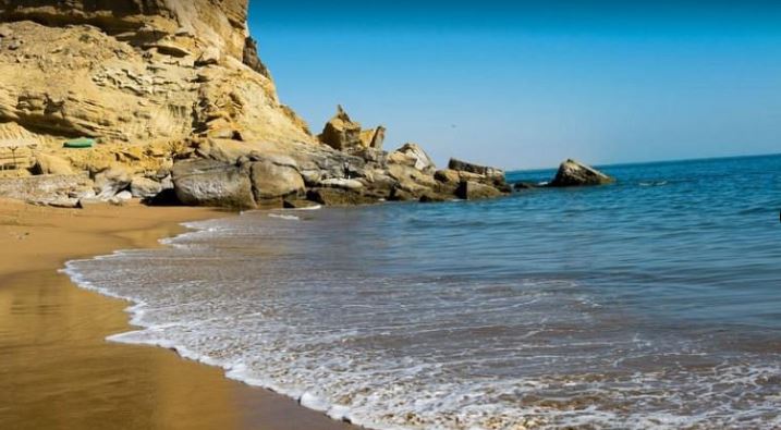 How to Reduce Plastic Waste While Traveling in Pakistan: balochistan beaches